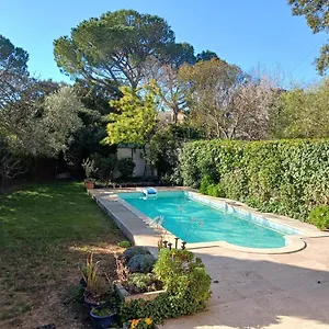  Appartement Studio Charmant Et Calme Les Avignon Entree Et Cour Independantes Climatisation Piscine Parking
